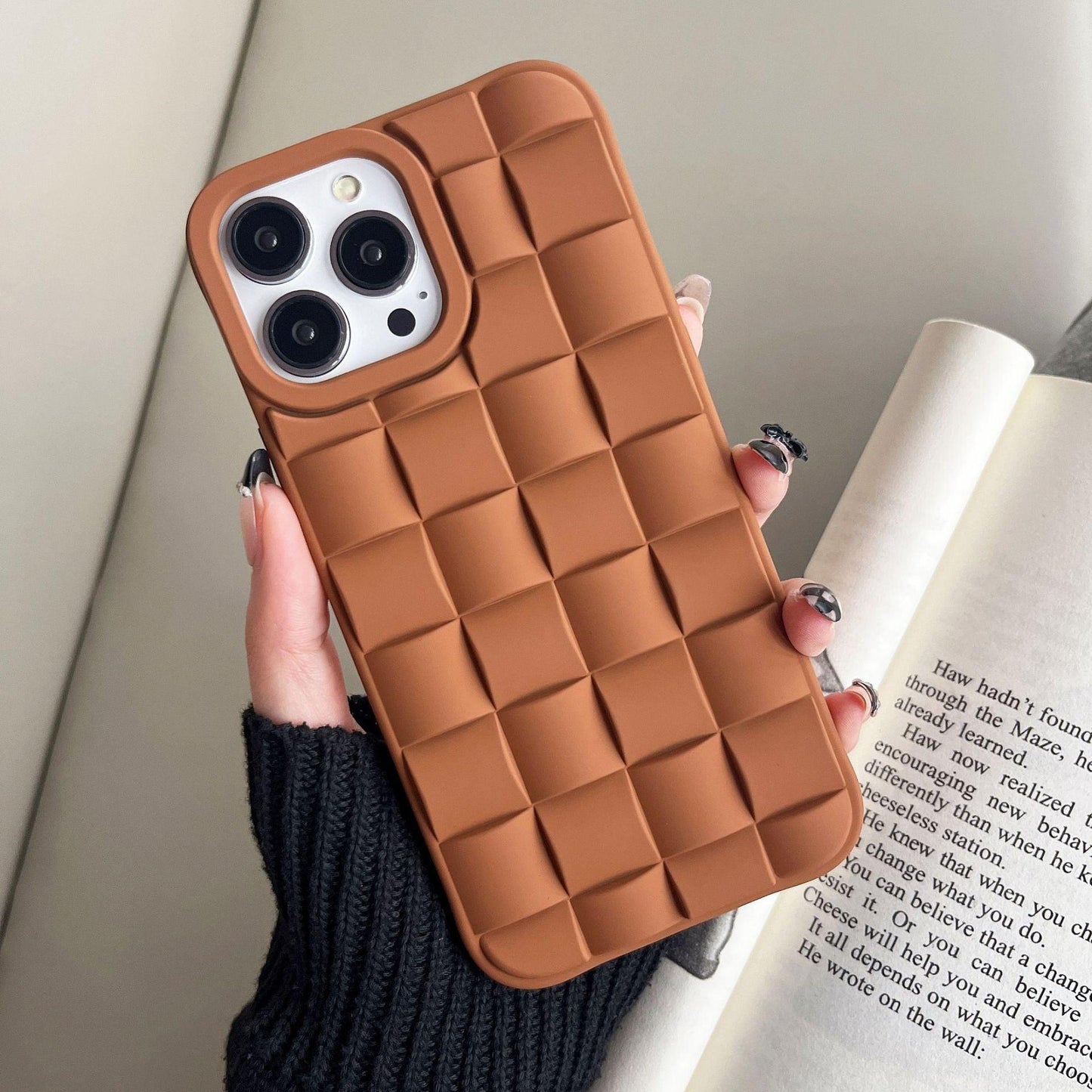 Women’s Fashion Woven Check Cell Phone Case – Stylish Protection! - Efrosiny