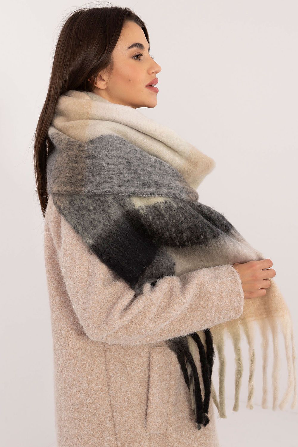 Shawl model 203176 AT