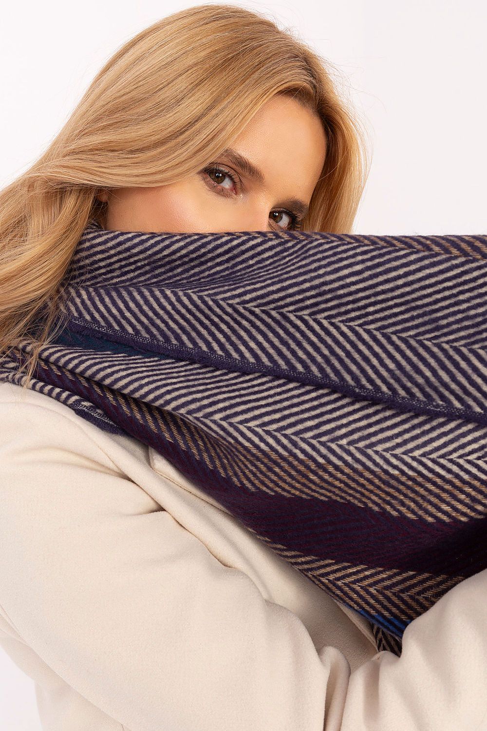 Shawl model 206042 AT