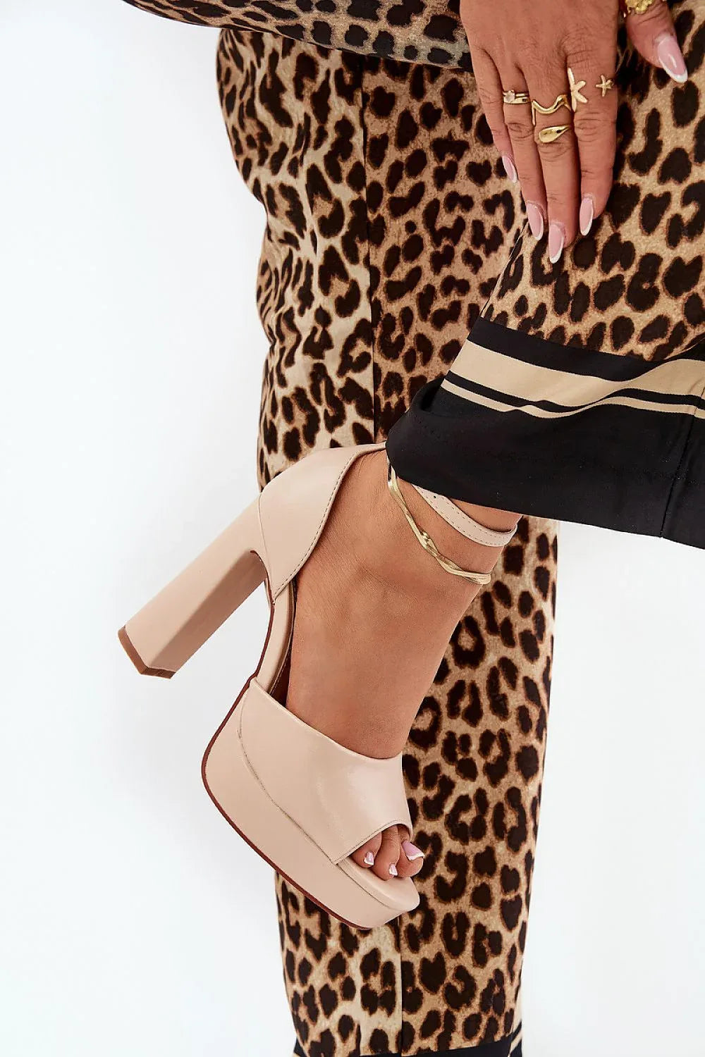 Heel sandals Step in style