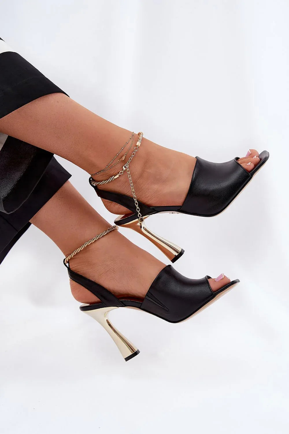 Heel sandals Step in style