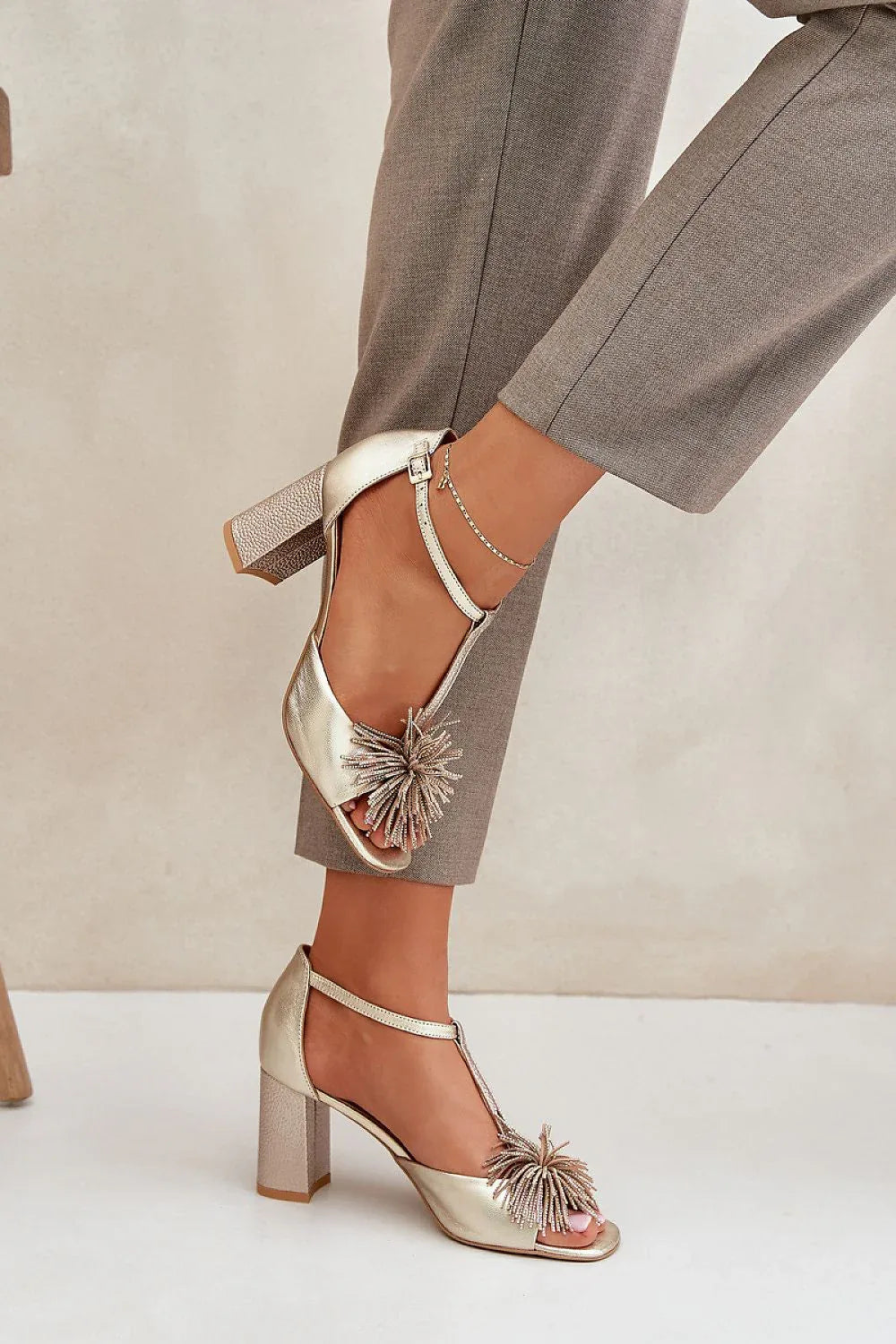 Heel sandals Step in style