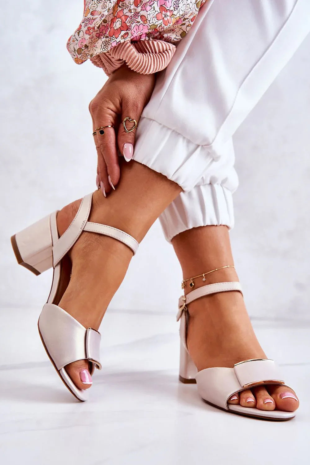 Heel sandals Step in style