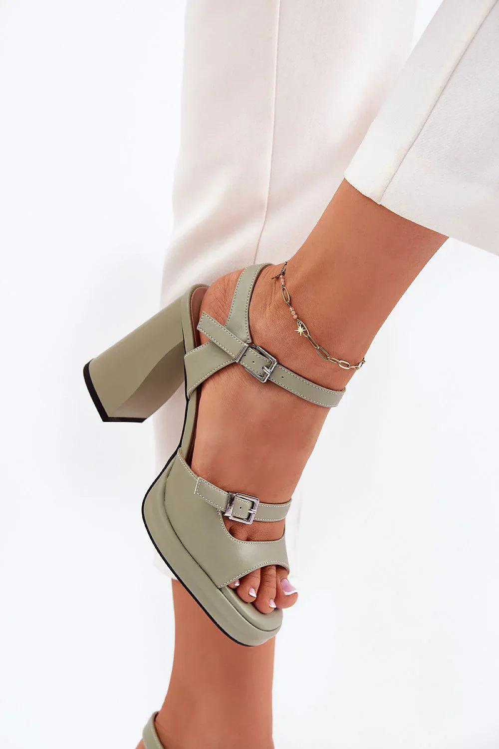 Heel sandals Step in style