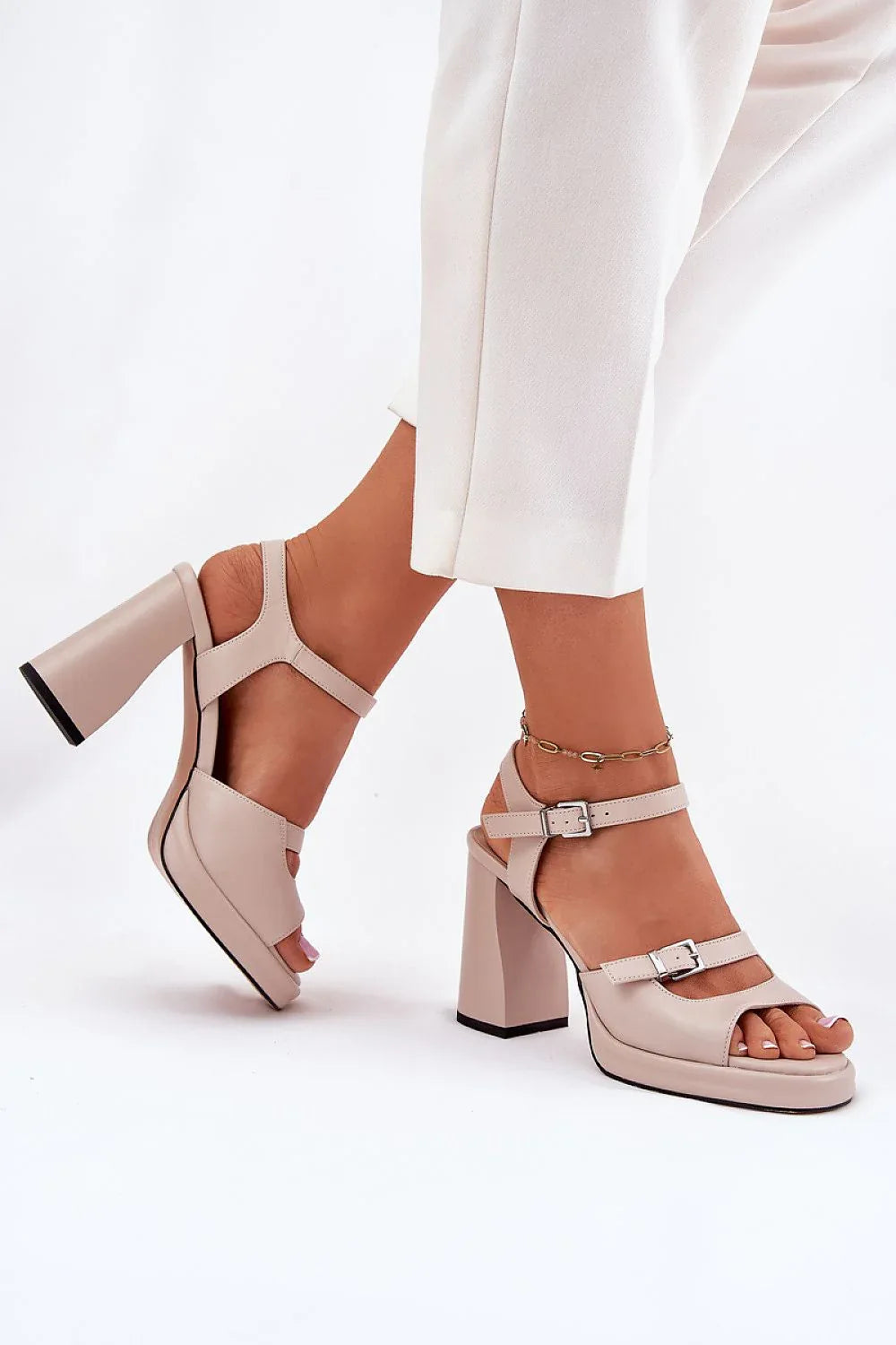 Heel sandals Step in style