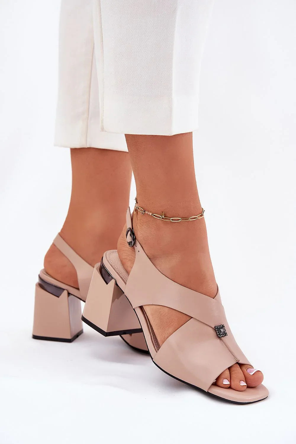 Heel sandals Step in style