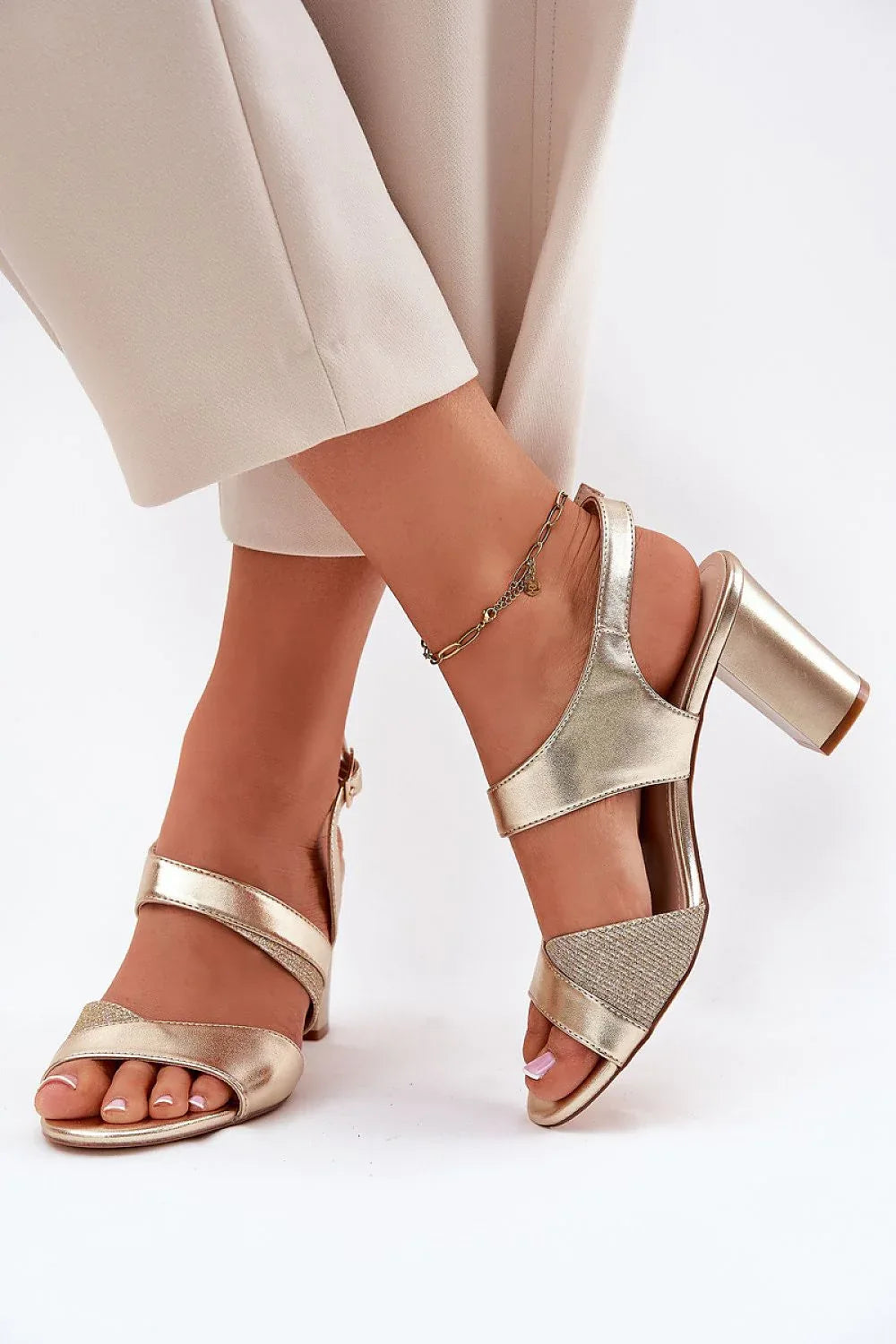 Heel sandals Step in style