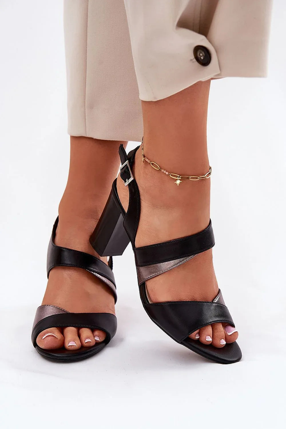 Heel sandals Step in style