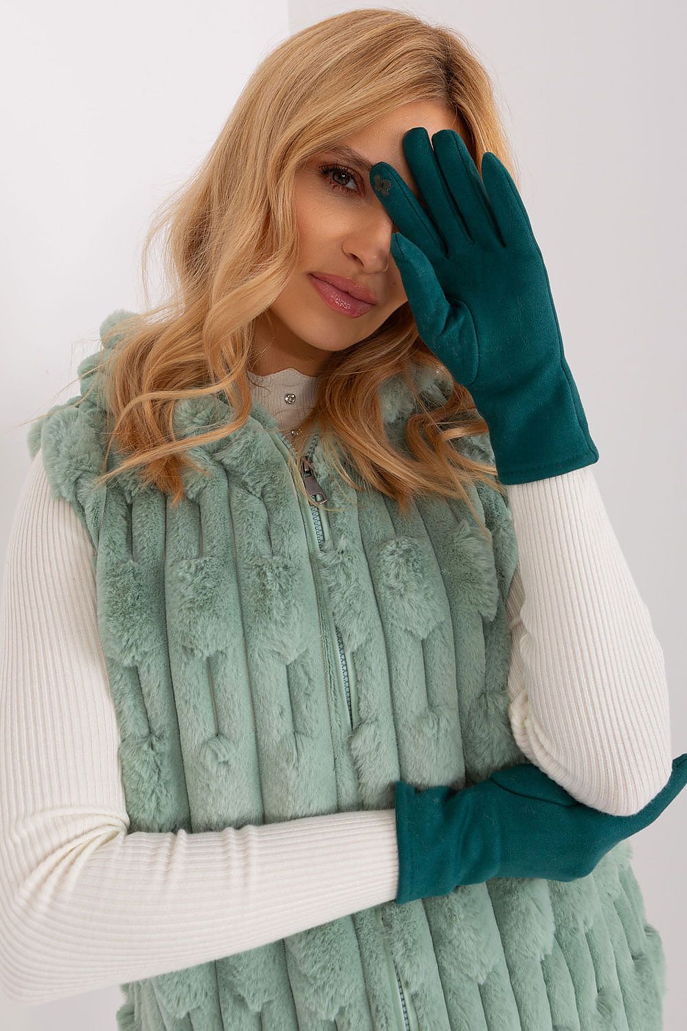  Gloves model 190823 AT 